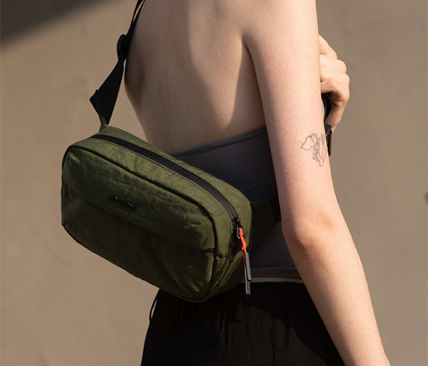 【KINGSONS】水洗紋理｜防水貼身斜背胸包-松葉綠